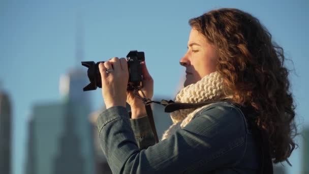 女性はニューヨークのスカイラインの写真を撮る — ストック動画