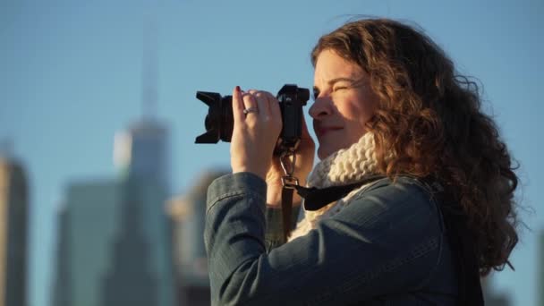 En kvinna tar bilder över New York skyline — Stockvideo