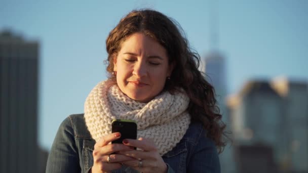 Une belle femme utilise son téléphone portable pour appeler et envoyer des SMS — Video