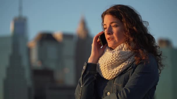 Eine schöne Frau benutzt ihr Handy, um zu telefonieren und zu schreiben — Stockvideo