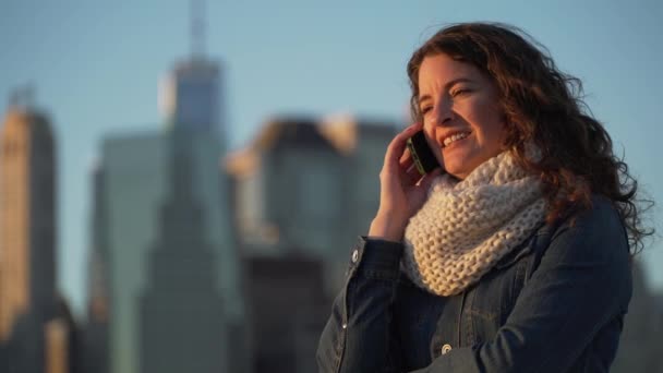 Uma mulher bonita usa seu celular para ligar e enviar mensagens — Vídeo de Stock