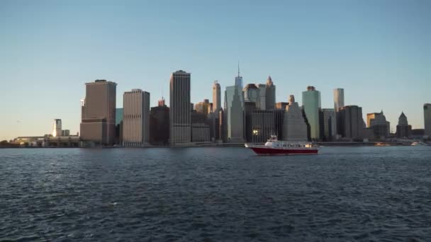 Una vista del horizonte de la ciudad de Nueva York en un día soleado — Vídeos de Stock