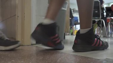 Bir sınıfta masalarında çalışan öğrenciler