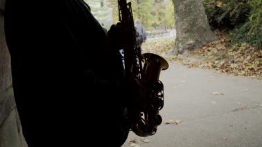 Bir sokak müzisyeni New York'ta saksafon çalıyor