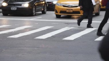 Taksi bir görünümünü araçları ve yayalar bir New York City kesişme noktalarında kabinler