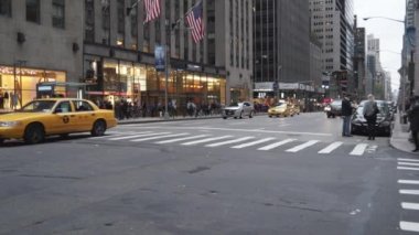 Taksi bir görünümünü araçları ve yayalar bir New York City kesişme noktalarında kabinler