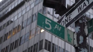 Manhattan'da dünyaca ünlü Fifth Ave sokak işareti bir atış.