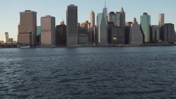 Una vista del horizonte de la ciudad de Nueva York en un día soleado — Vídeos de Stock