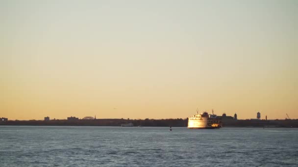 Un ferry de Nueva York lleva a sus pasajeros a través del East River — Vídeos de Stock