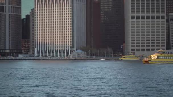 I taxi acquatici di New York attraversano il fiume Hudson — Video Stock