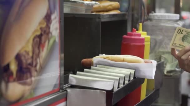 Una escena de un puesto de comida en la ciudad de Nueva York — Vídeo de stock