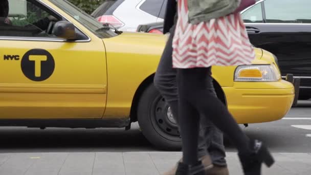 一辆出租车在纽约城一个视图 — 图库视频影像