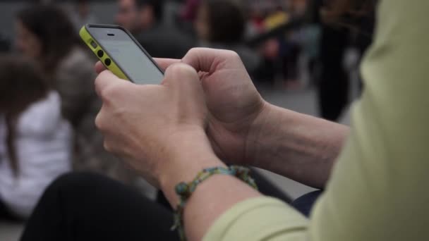 Una mujer utiliza su teléfono inteligente — Vídeos de Stock