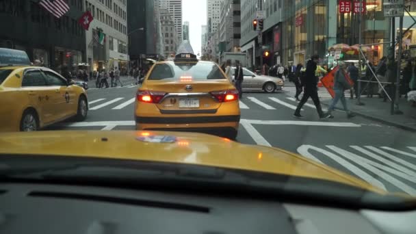 Uma vista de um táxi em Nova York — Vídeo de Stock