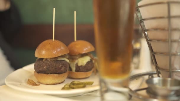 Escena de personas comiendo en un restaurante — Vídeos de Stock