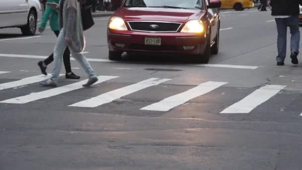 Een weergave van taxi normale auto's en voetgangers op een kruispunt van New York City — Stockvideo