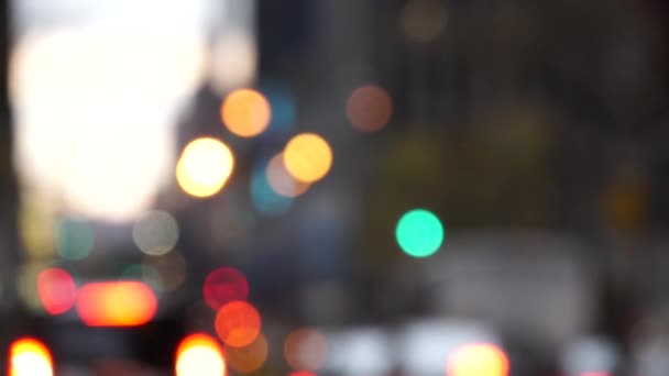 Rozfuzzy pouliční světla v New York City — Stock video
