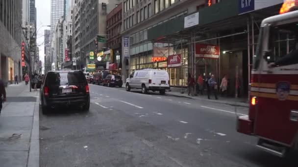 En brandbil farten ner en Nyc street — Stockvideo