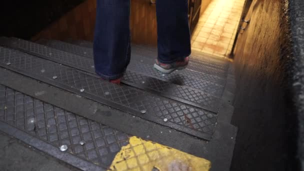 Eine Szene aus der U-Bahn in New York City — Stockvideo