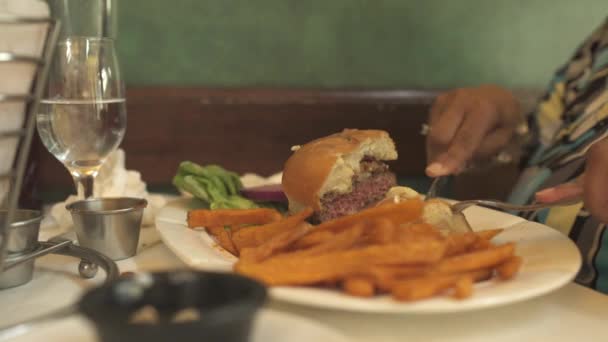 Escena de personas comiendo en un restaurante — Vídeos de Stock