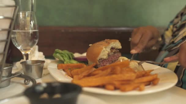 Cena de pessoas comendo em um restaurante — Vídeo de Stock