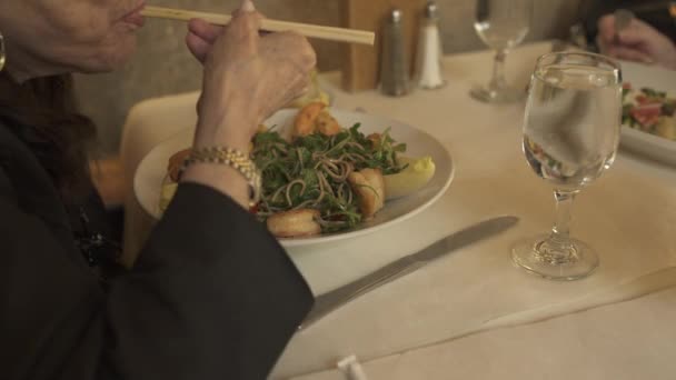 Cena de pessoas comendo em um restaurante — Vídeo de Stock