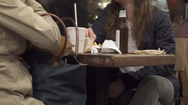 Una vista dentro de un restaurante en la ciudad de Nueva York — Vídeos de Stock