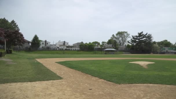Un terrain de baseball public vide — Video