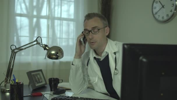 Ein Arzt an seinem Schreibtisch — Stockvideo