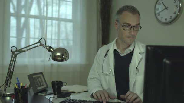 Un medico alla scrivania del suo ufficio — Video Stock