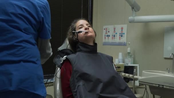 Scène d'une visite à un cabinet de dentiste — Video