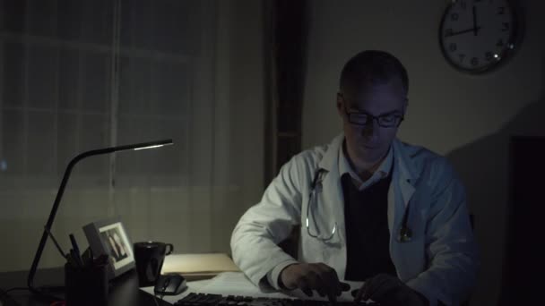 Un medico alla scrivania del suo ufficio — Video Stock