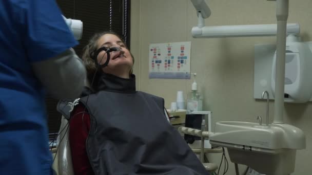 Escena de una visita al consultorio de un dentista — Vídeos de Stock