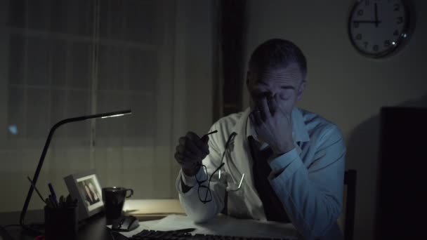 A medical doctor at his office desk — Stock Video