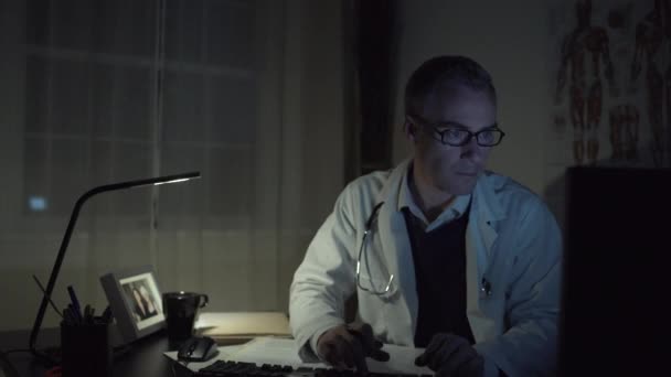 Un médico en su consultorio — Vídeo de stock