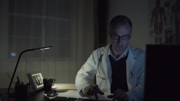 그의 사무실 책상에서 의사 — 비디오