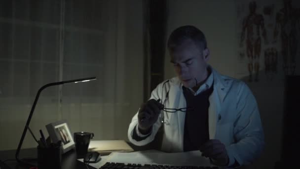 Seorang dokter medis di meja kantornya — Stok Video