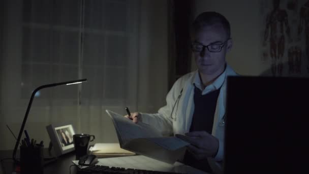 Un medic la biroul său — Videoclip de stoc