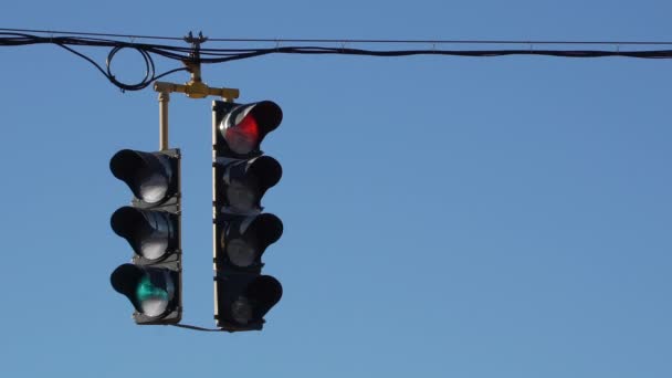Semáforo cuelga sobre una carretera típica de EE.UU. — Vídeo de stock