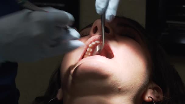 Scène d'une visite à un cabinet de dentiste — Video