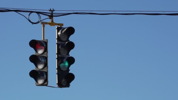 Semáforo cuelga sobre una carretera típica de EE.UU. — Vídeo de stock