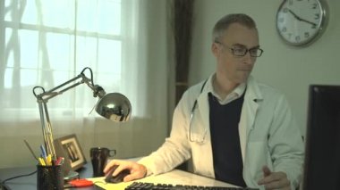 Onun ofis masasında bir tıp doktoru