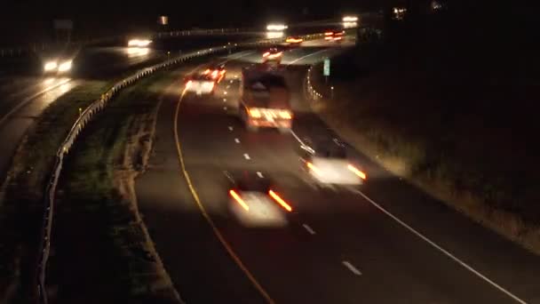 Carros e caminhões viajam ao longo de uma grande estrada dos EUA — Vídeo de Stock