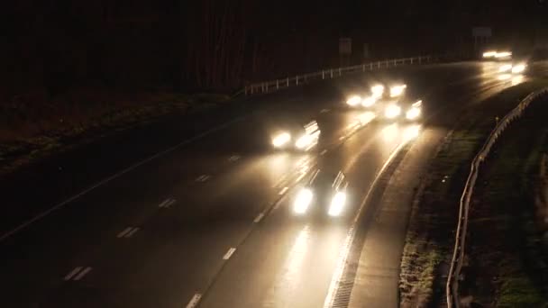 Coches y camiones viajan a lo largo de una carretera importante de EE.UU. — Vídeo de stock