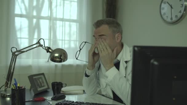 A medical doctor at his office desk — Stock Video