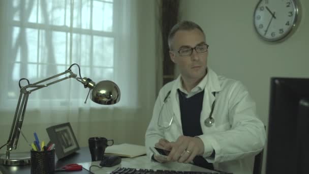 Un médico en su consultorio — Vídeo de stock