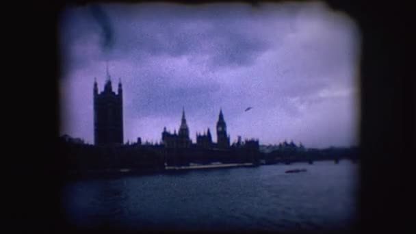 Vintage 8 milímetros de imagens do Palácio de Westminster no rio Tâmisa — Vídeo de Stock