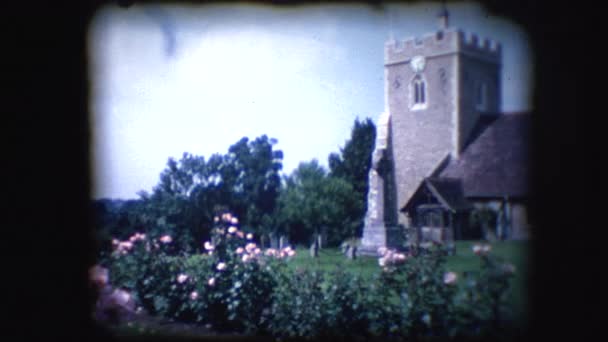 Vintage 8mm Filmmaterial einer englischen Kirche auf dem Land — Stockvideo