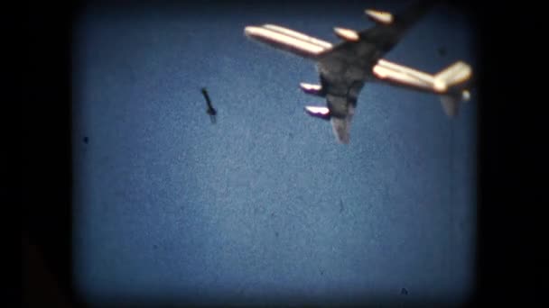 Cena de um avião sobrevoando em meados dos anos 1960 — Vídeo de Stock