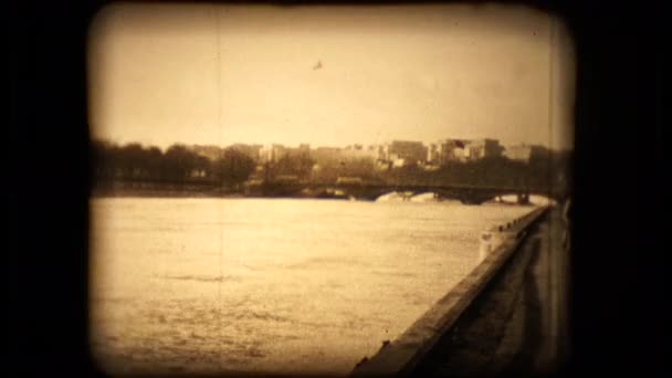 1955 年にエッフェル塔とセーヌ川の映像 — ストック動画
